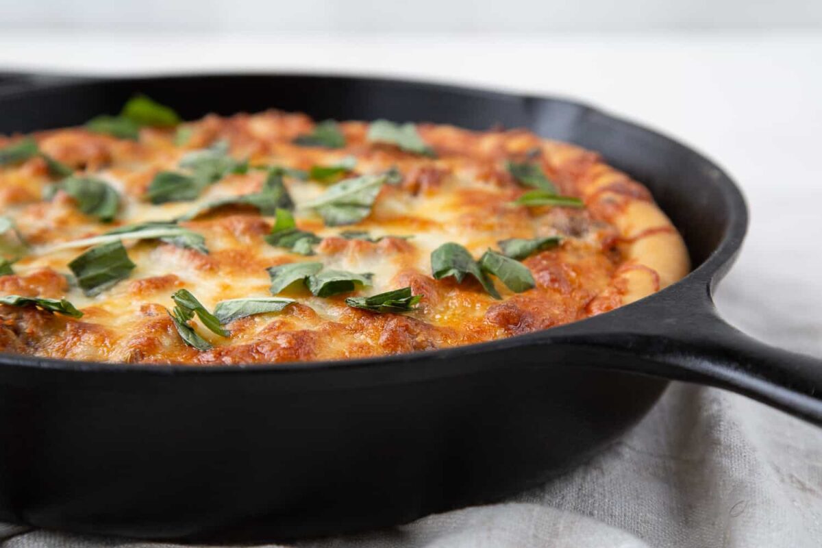 https://www.giftofhospitality.com/wp-content/uploads/2020/03/cast-iron-pizza-3-e1644961092140.jpg